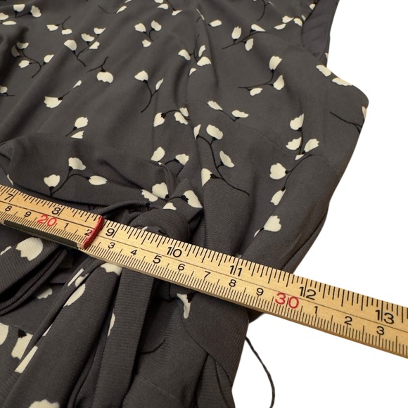 Anne Klein Gray Floral Sleeveless Fit Flare Dress Womens Size 8 Tie Waist in EUC - Picture 8 of 10